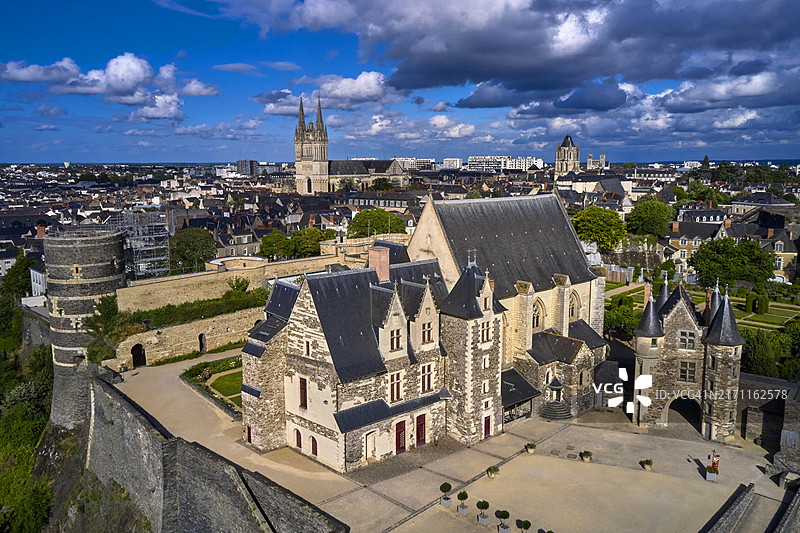 法国昂热缅因-卢瓦尔省：昂茹公爵城堡鸟瞰图片素材