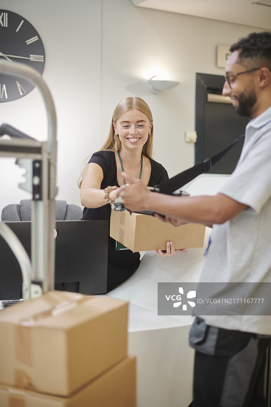 配送办公用品人员图片素材