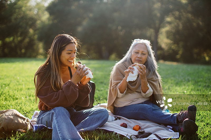 母女在加利福尼亚州野餐图片素材