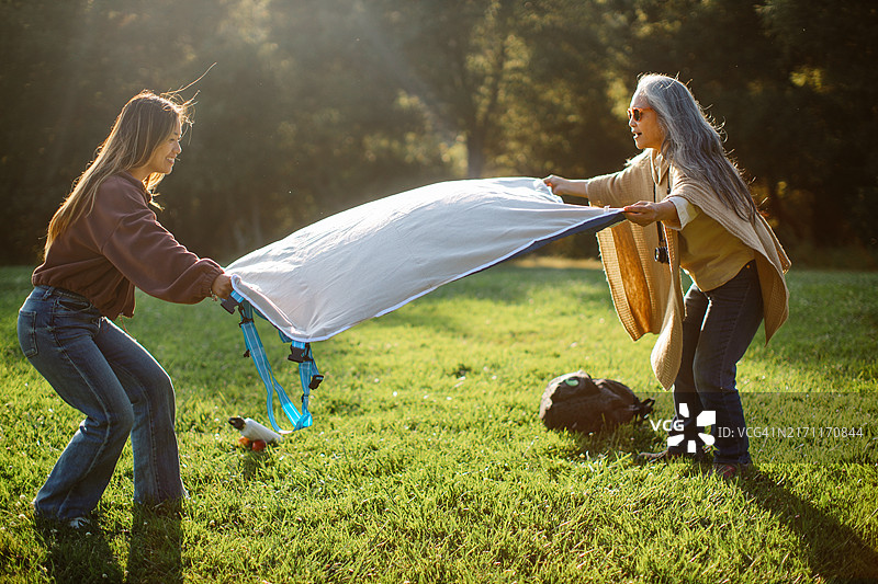 母女在加利福尼亚州野餐图片素材
