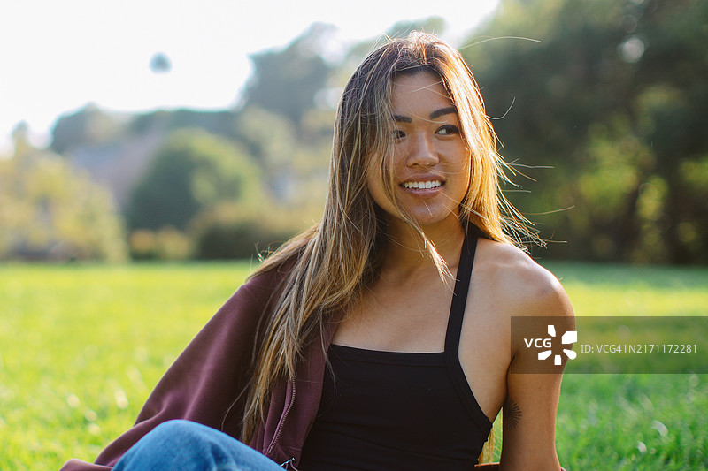 在加利福尼亚州野餐的亚裔美国女性肖像图片素材