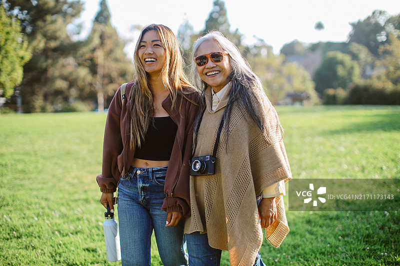 母女在加利福尼亚州野餐图片素材