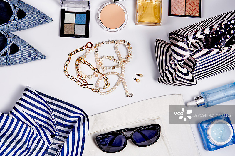 潮流时装系列：女士服装、配饰、珠宝及彩妆产品，蓝色和白色图片素材