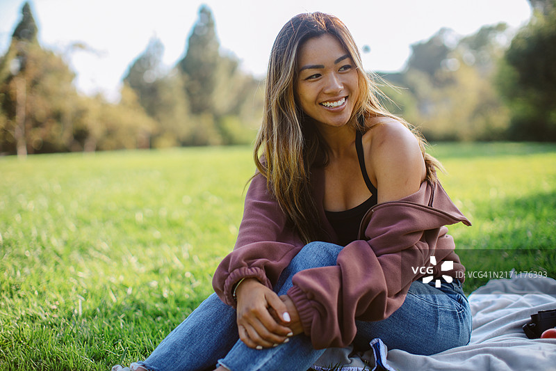 在加利福尼亚州野餐的亚裔美国女性肖像图片素材