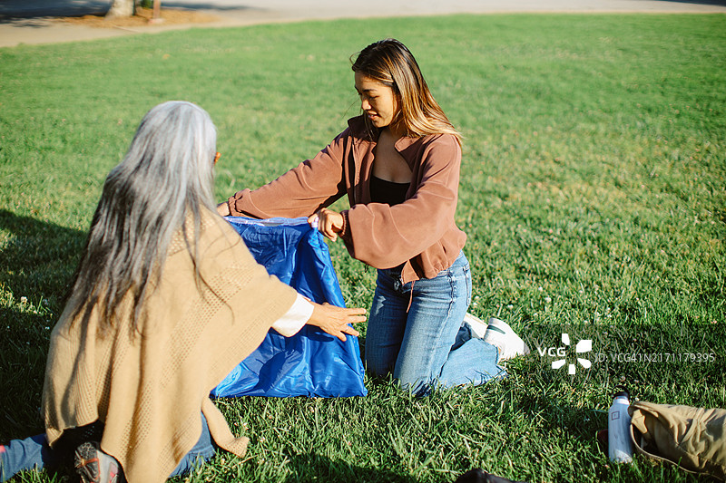 母女在加利福尼亚州野餐图片素材