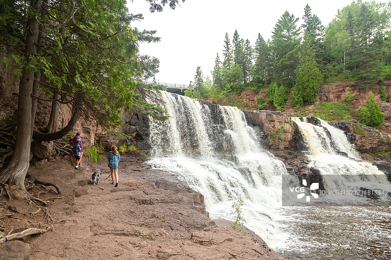 孩子们和小狗在瀑布旁图片素材