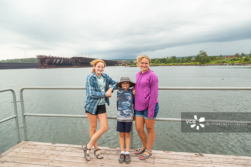 在两个港湾的苏必利尔湖码头上的孩子们图片素材