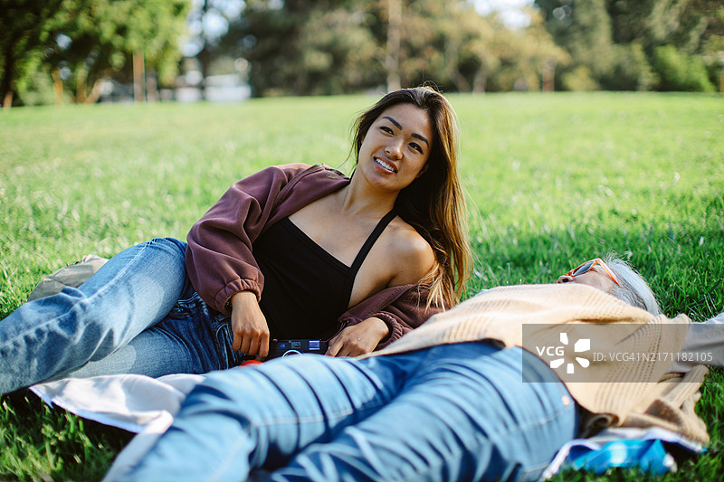 母女在加利福尼亚州野餐图片素材