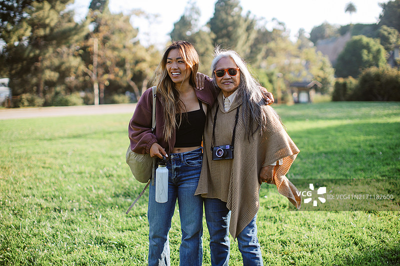 妈妈和女儿在户外共度时光图片素材