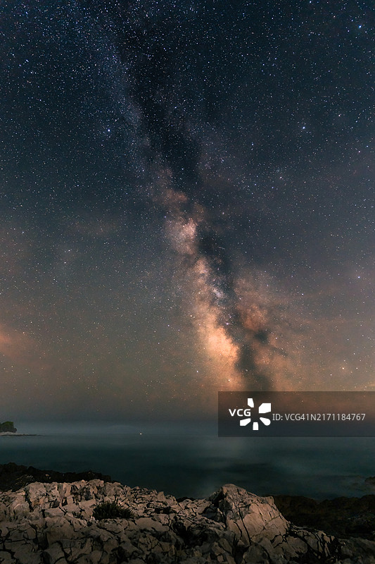 夜空下海洋的美丽景色图片素材