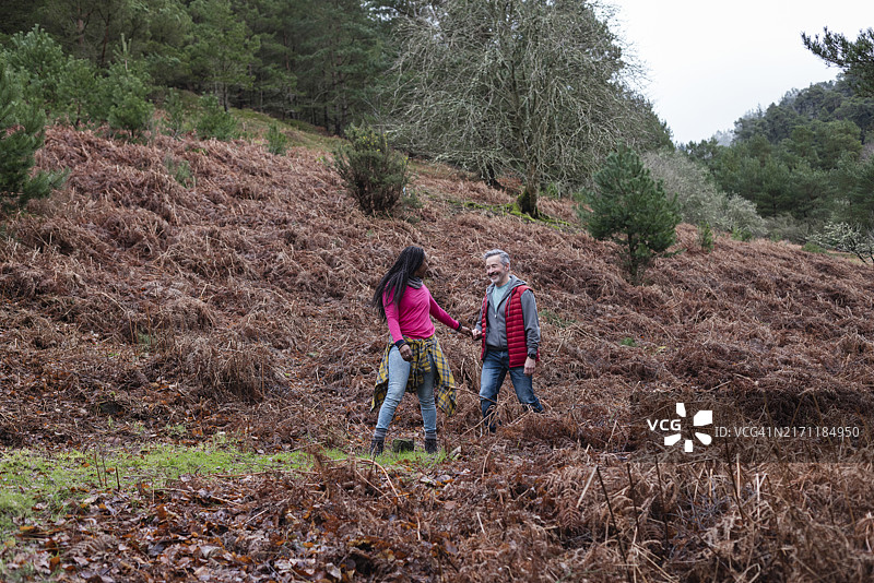 与伴侣探索诺森伯兰图片素材