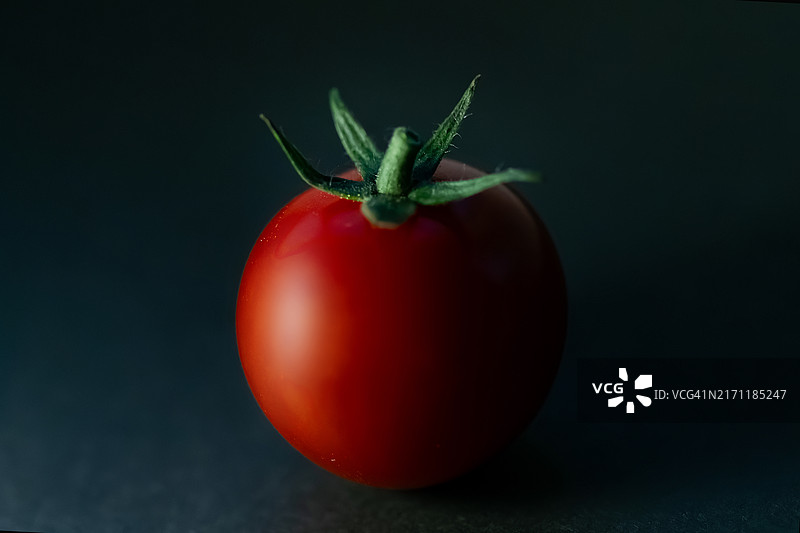 桌上的番茄特写图片素材