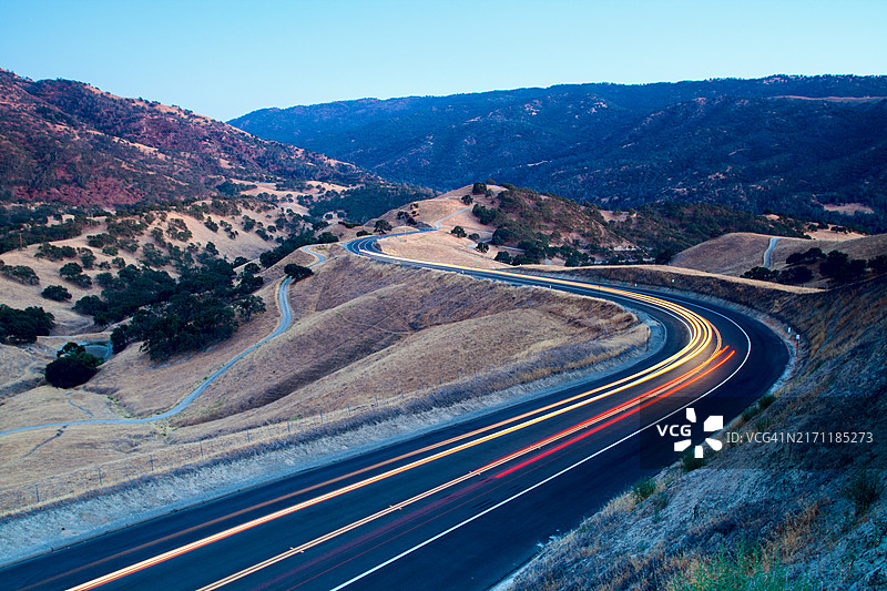 美国加利福尼亚州利弗莫尔道路上光轨的俯视角度照片图片素材