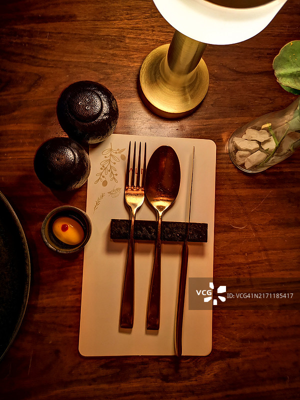 餐厅中精心布置刀叉和勺子的豪华餐桌图片素材