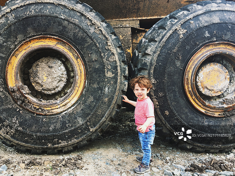 拿着翻斗车的男孩图片素材
