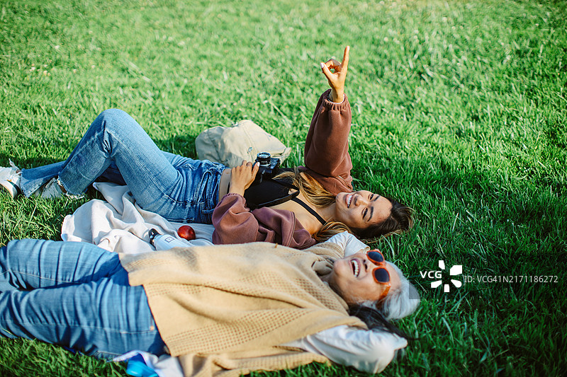母女在加利福尼亚州野餐图片素材