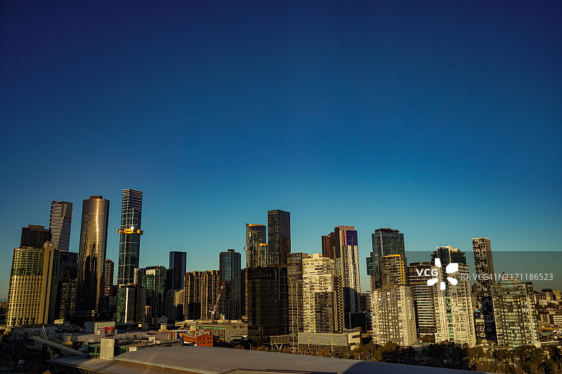 蓝色天空下的摩天大楼图片素材