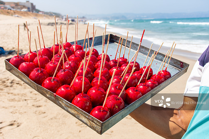 海滩上卖糖苹果的商贩图片素材