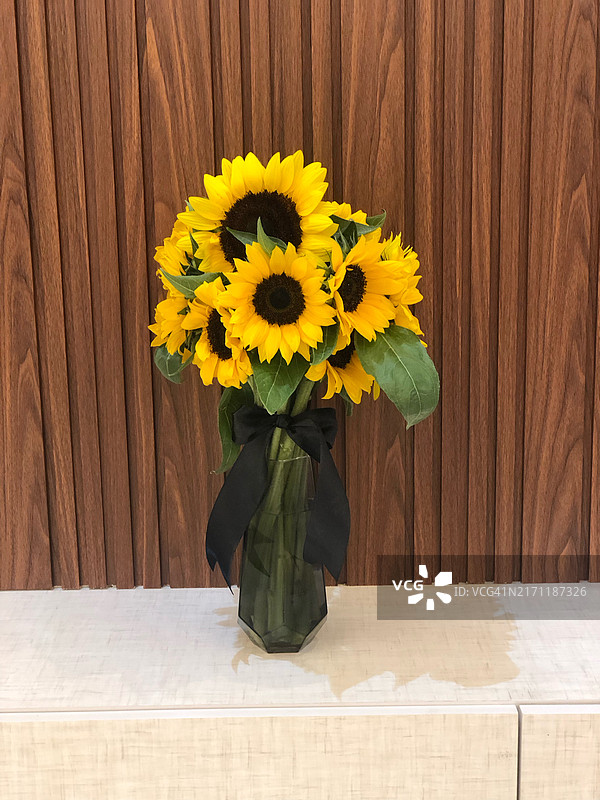 桌上的向日葵特写图片素材