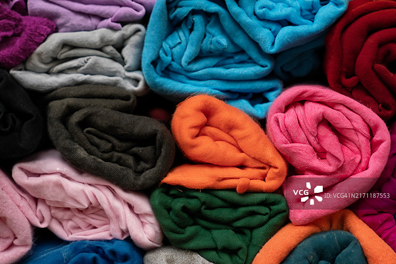 泰国彩色卷起衣服的纹理和背景特写图片素材