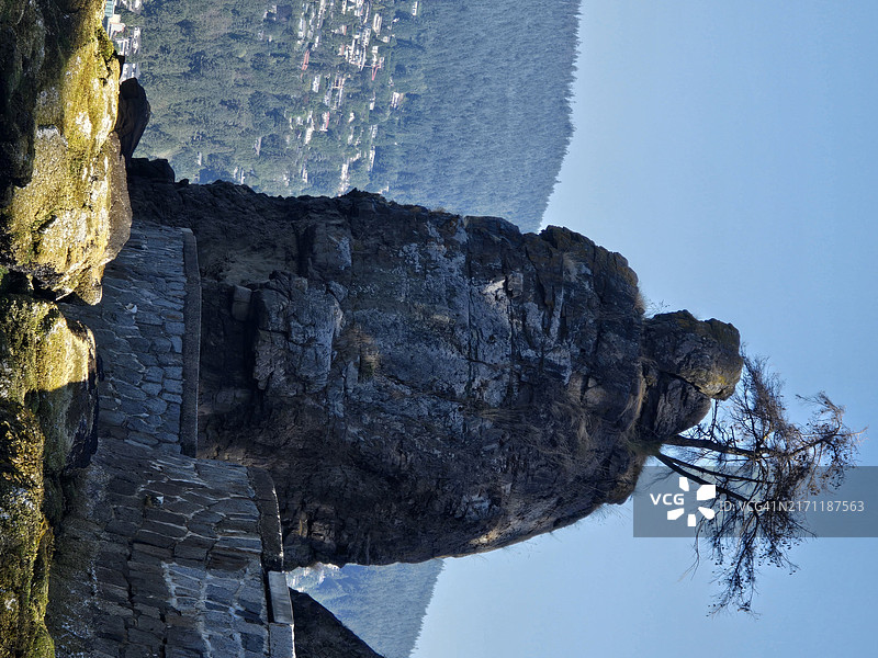 从第三海滩低角度仰望斯沃什岩石，背景是西温哥华图片素材
