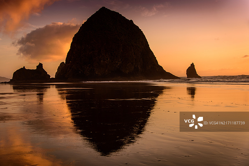 美国俄勒冈州坎农海滩橙色天空下的海景图片素材