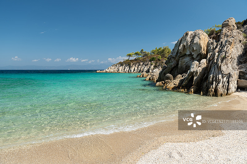 清澈蓝天映衬下的海洋美景图片素材