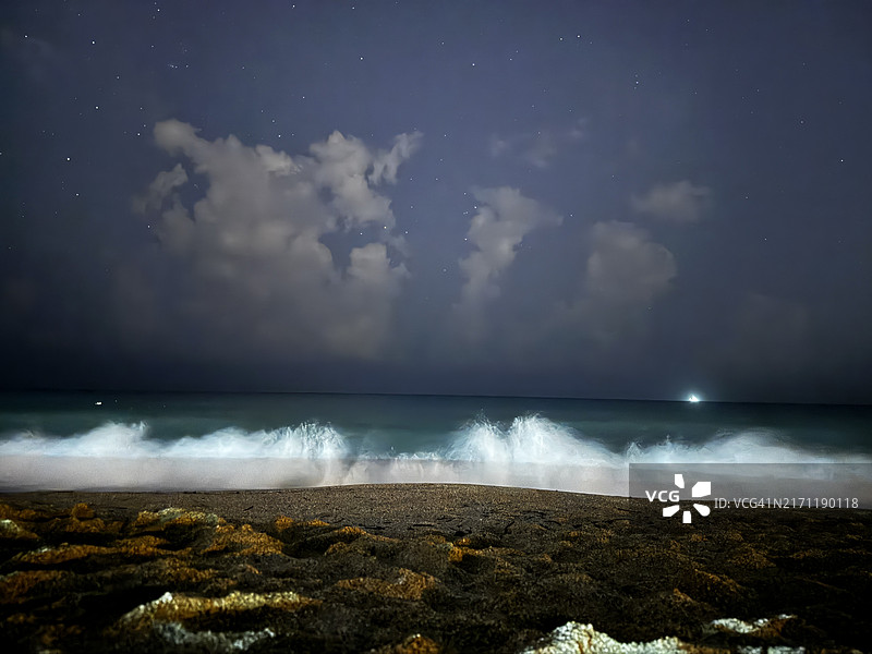 夜晚大海对着天空的美景图片素材