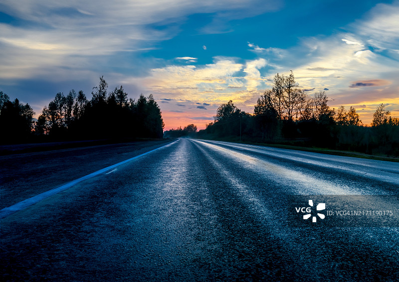 日落时分天空下的空旷道路图片素材
