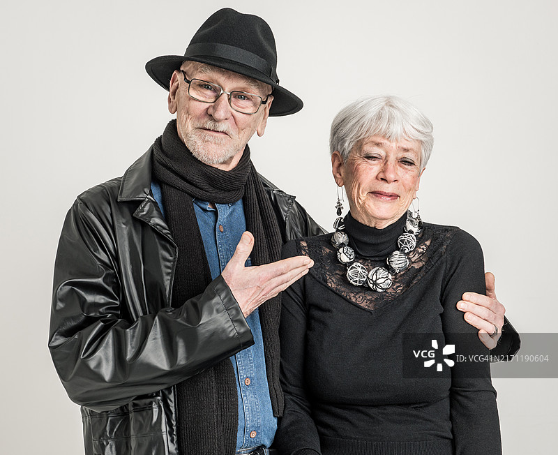 年长的男人自豪地指向他的女伴图片素材