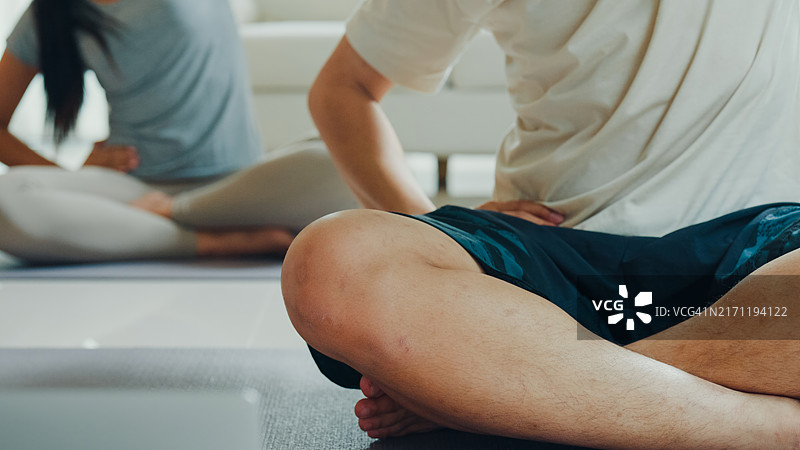 年轻的亚洲夫妇在宁静的家中冥想特写，享受居家健身图片素材