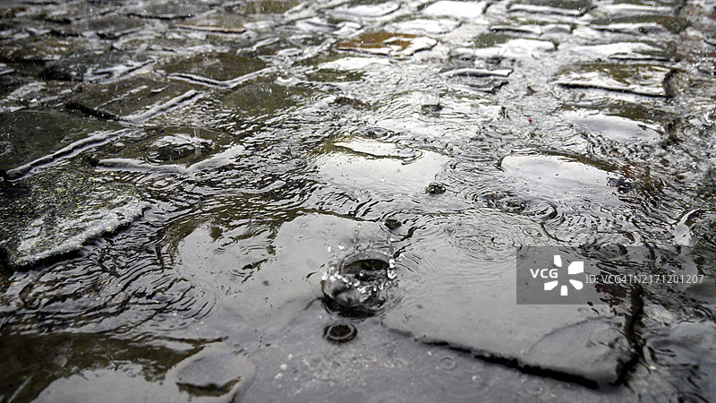 雨中的铺砌街道图片素材