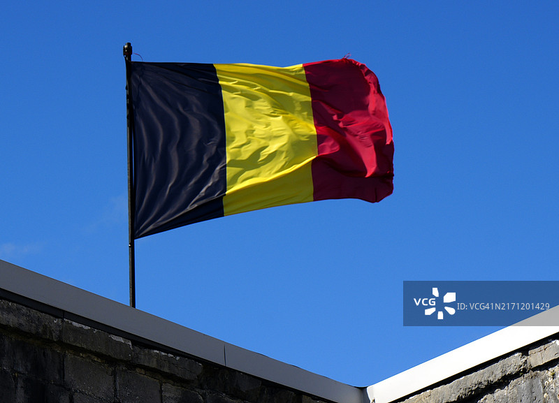 比利时国旗在迪南城堡上飘扬图片素材
