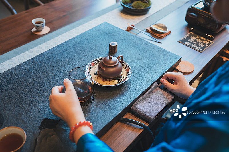 在茶馆用传统工具准备茶的人图片素材