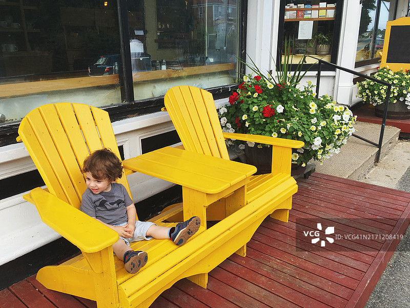 坐在阿迪朗达克椅上的男孩图片素材