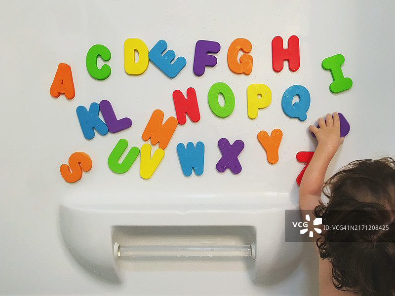 男孩玩字母玩具图片素材