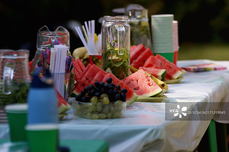 后院午餐时供应的无酒精饮料和薄荷鸡尾酒图片素材
