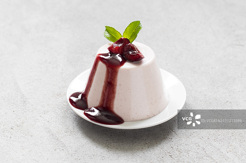 樱桃酱纯素樱桃奶油布丁，意式奶冻图片素材