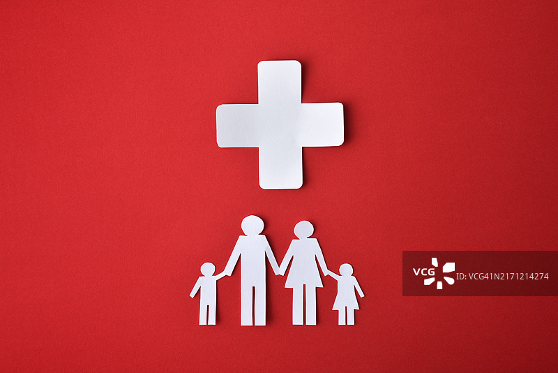 红色背景上的家庭健康概念图片素材