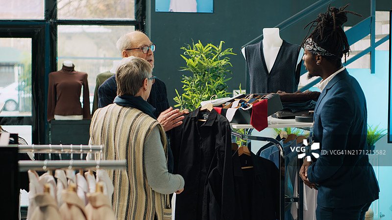 建议选择新系列衬衫的非裔美国工人图片素材