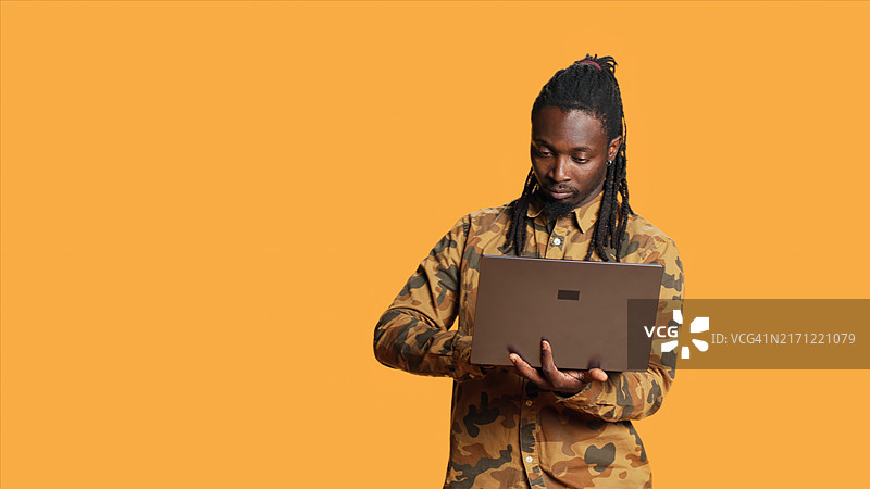 非裔美国男人看笔记本电脑上的信息图片素材