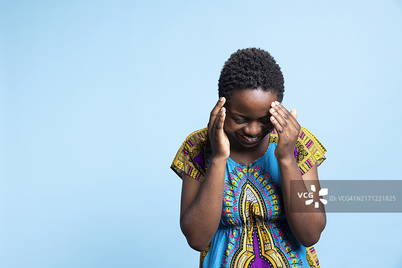 非裔美国人在演播室里笑着听笑话图片素材