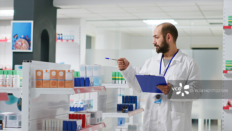 药房工作人员记录医疗产品库存图片素材