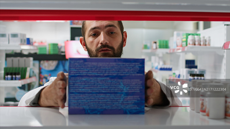 零售店员在货架上整理药房产品的视角图片素材