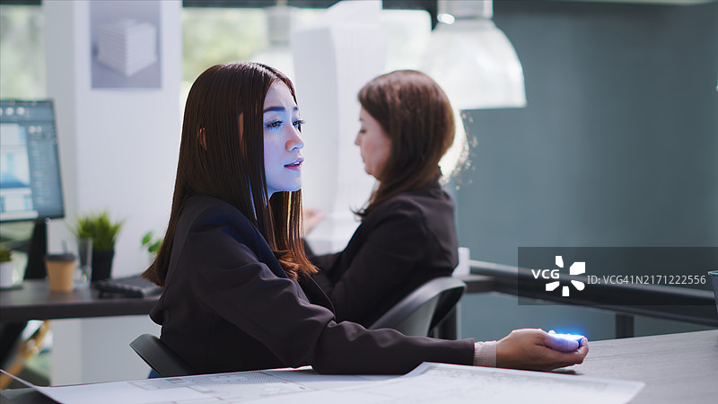 开发者在全息投影上与顾问交谈图片素材