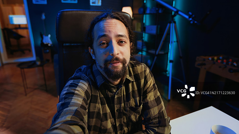 网红用手机自拍，为观众录制视频图片素材