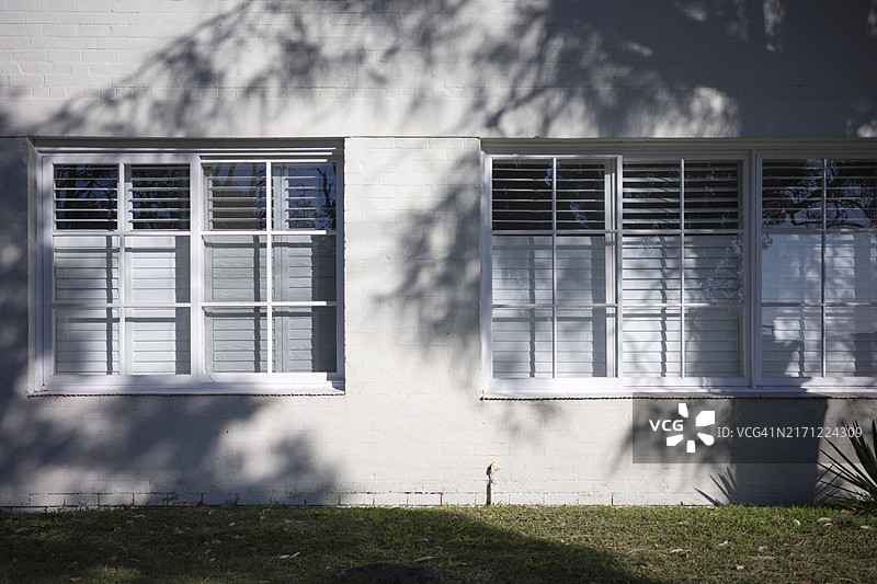 白色砖墙窗框外观图片素材