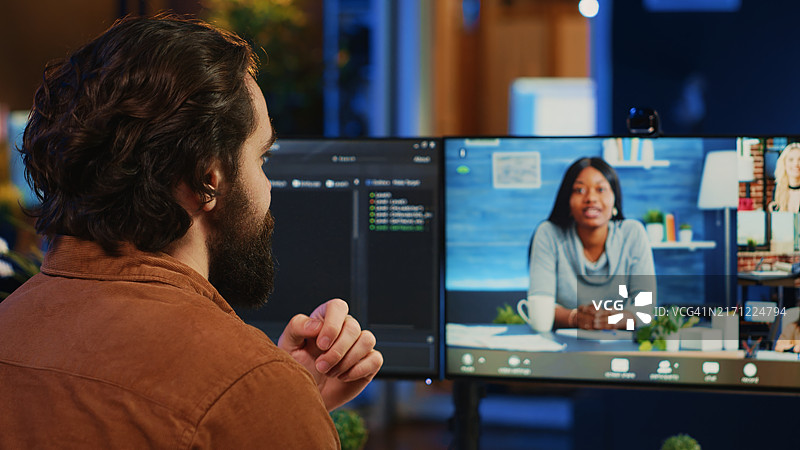 远程办公软件工程师与同事交谈图片素材
