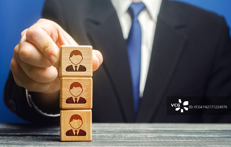 企业领导与员工共建大厦，团队建设、层级权力垂直系统，领导力高效团队管理公司组织招聘工人图片素材