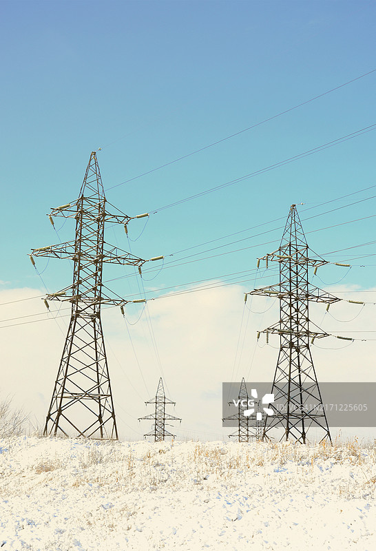 冬季田野中的电力线塔图片素材